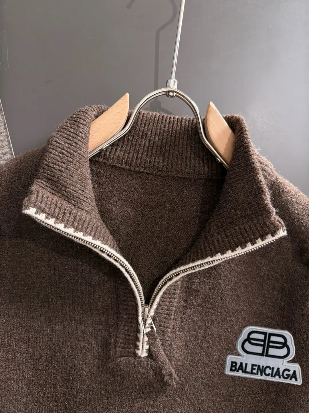 Next day shipping P195 Balenciaga high quality 2026 autumn and winter official website latest sweater, on sale at the same time at the counter Hot Sale! Specially made of wool blended fabric. It feels comfortable and can be directly in contact with the skin. The logo badge is exquisitely embroidered, which is extremely eye-catching! The details highlight the fashionable charm of big brands. Exquisite workmanship. Three-dimensional cutting style. The wearing effect is invincible and handsome! All three standards are complete! Sizes:M-3XL